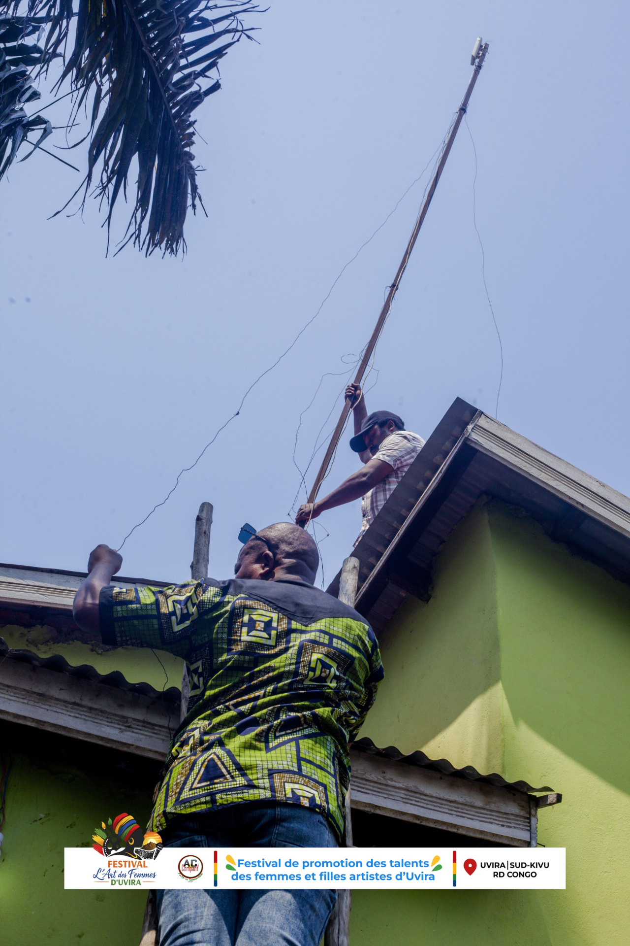 Installation de l'antenne : les techniciens à l'œuvre sur le toit.