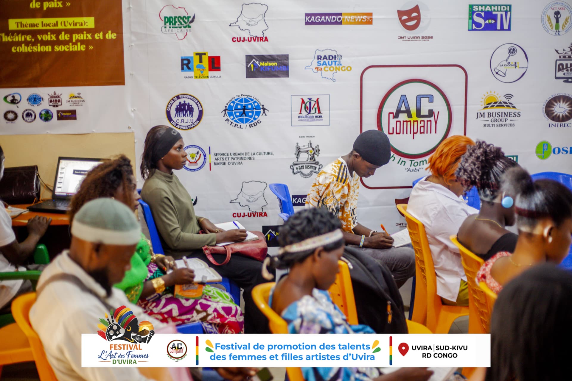 Les femmes et filles artistes réunies au bureau de l'ACCFTI ASBL.